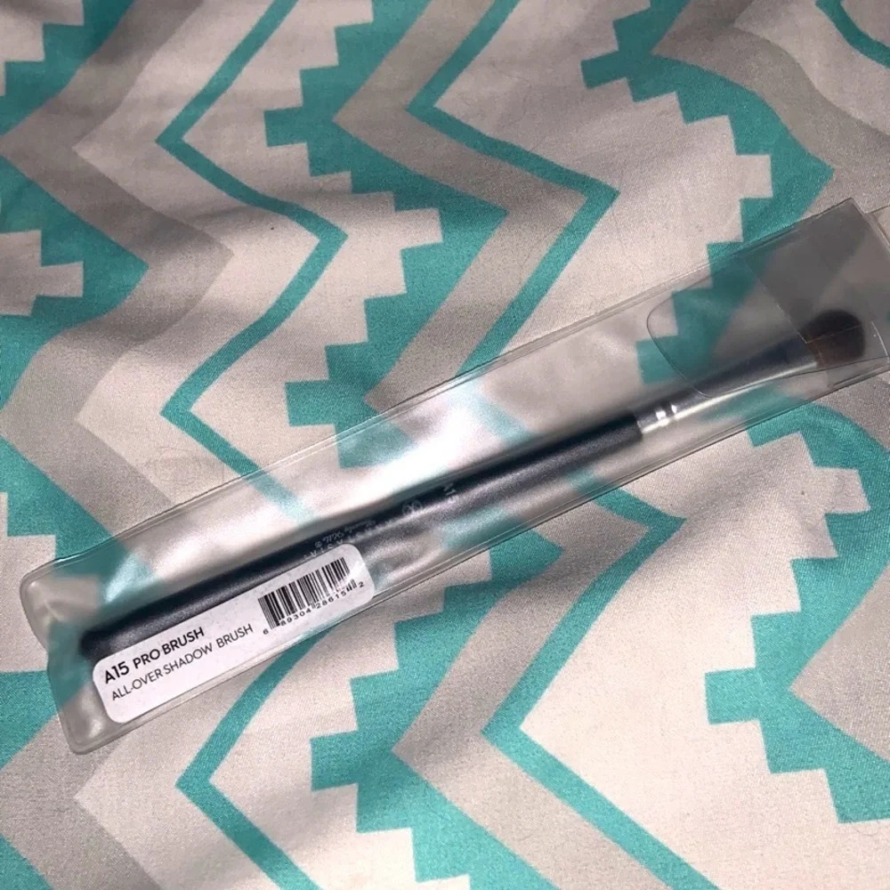 Abh all over shadow brush